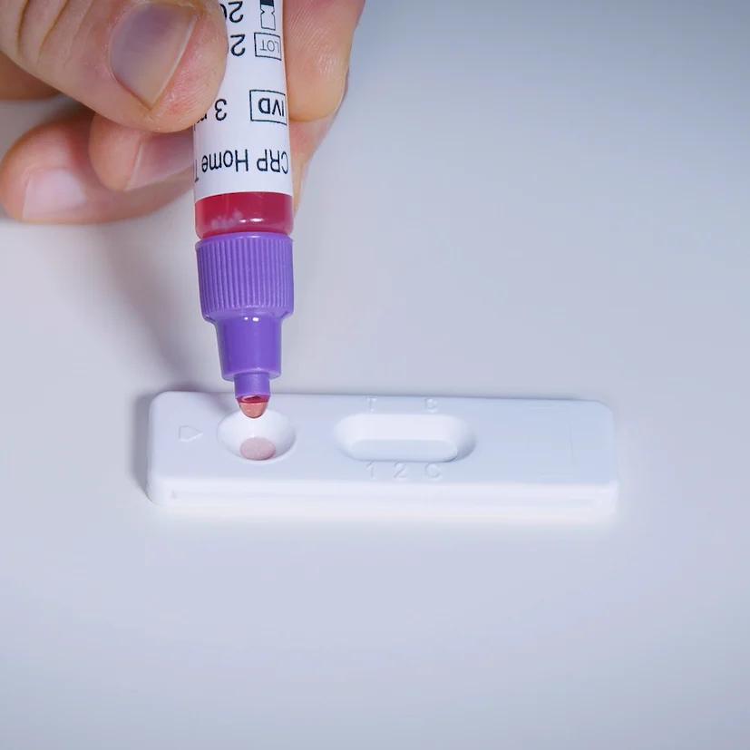 Test per la Proteina C-Reattiva di Patris Health – passaggio 4, aggiunta di 4 gocce nel dispositivo per il test