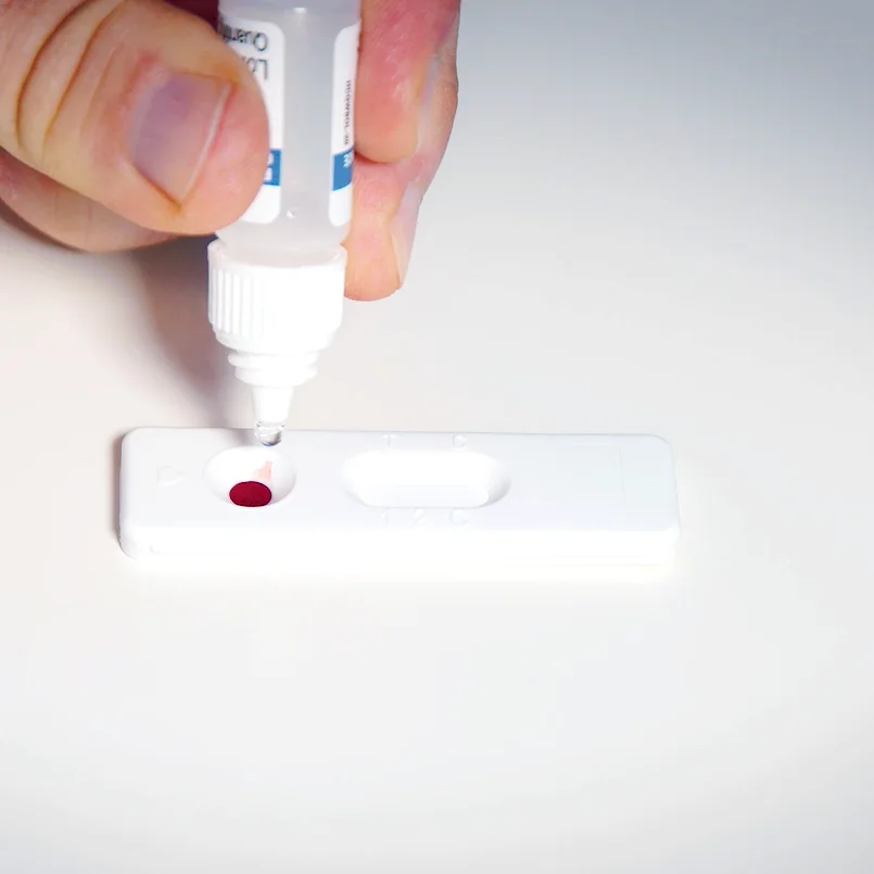 Esecuzione del test: gocce di diluente aggiunte al dispositivo per il test